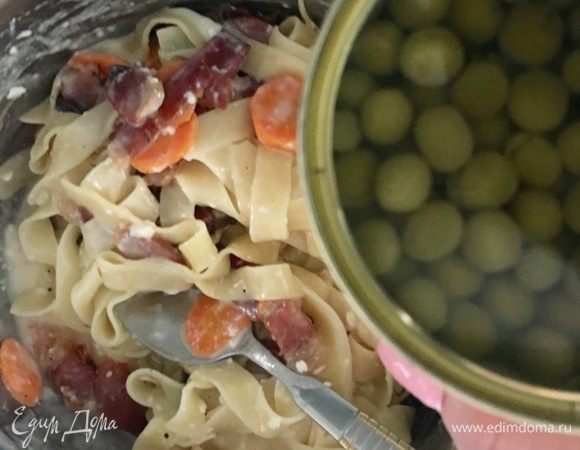 И в последний момент вмешать в пасту консервированный сладкий и нежный горошек ТМ «Фрау Марта». 