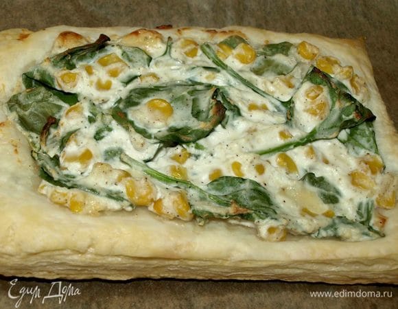 Выпекаем в заранее разогретой до 180–190°С  духовке 15–20 минут, пока края слоек на станут золотистыми.  Готовые слойки посыпаем сладкой кукурузой ТМ «Фрау Марта» и петрушкой. Подавать теплыми. 