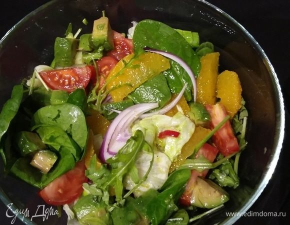 Режем остальные ингредиенты: лук перышками, чили без семян и перепонок, помидоры, сельдерей, авокадо. Собранный апельсиновый сок смешаем с цедрой и соком лайма, солью, перцем и щепоткой сахара. Смешаем с оливковым маслом, тщательно размешаем. 