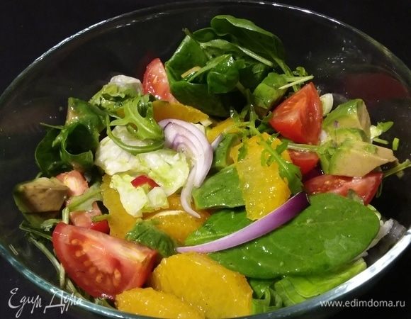 Поливаем салат соусом, он готов. Приятного! 