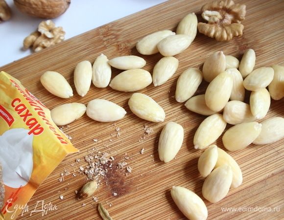 Миндаль на несколько минут поместить в кипящую воду, воду слить, миндаль очистить от шелухи, промокнуть полотенцем, дать просохнуть, измельчить. Семена кардамона измельчить или взять уже молотый кардамон.