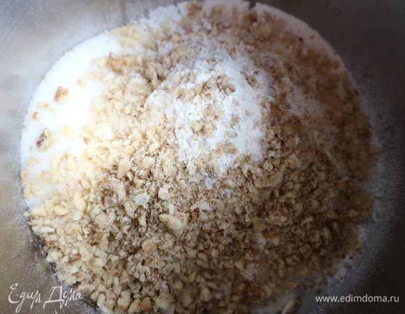 Добавить к муке сахар, ванильный сахар, измельченные грецкие орехи, миндаль, кардамон, вино, соль, сливочное масло.