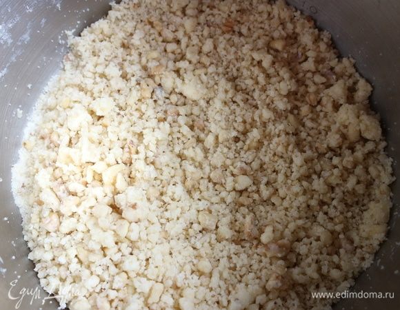 Духовку разогреть до 180°С. Перемешать ингредиенты миксером до однородной крошки.