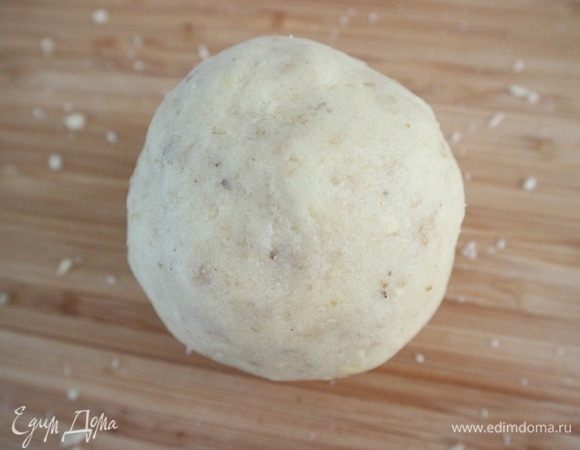 На рабочей поверхности перемешать тесто до однородного состояния, завернуть в пленку, отправить в холодильник минут на 20.