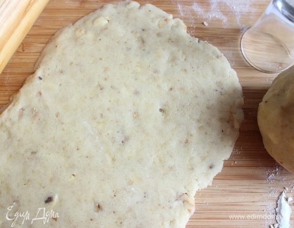 Разделить тесто на несколько частей, так будет удобнее работать с ним. Раскатать тесто.