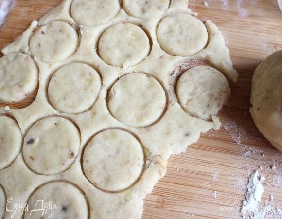 Вырезать кружочки из теста трафаретом (можно воспользоваться рюмкой) диаметром 4 см.