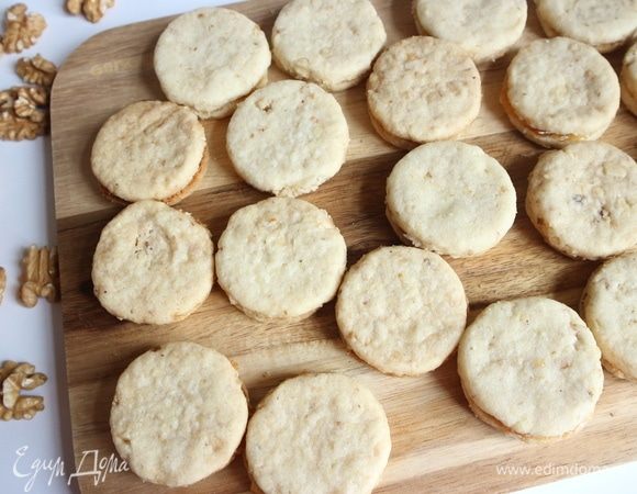 Скрепить попарно печенье.