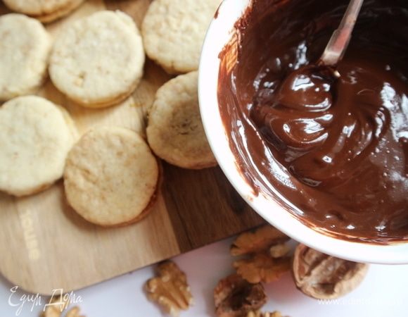 Шоколад (процент какао в нем не должен быть ниже 55%, лучше выше), поломанный на маленькие кусочки, растопить на водяной бане со сливочным маслом до температуры 40–45°С, помешивая маленькой ложечкой. В шоколад не должно попасть ни капли воды. Смазать верх печенья растопленным шоколадом.