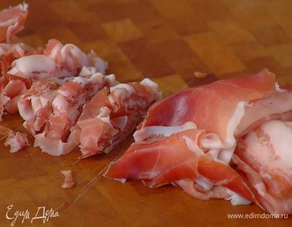 Панчетту и гуанчале мелко порезать.