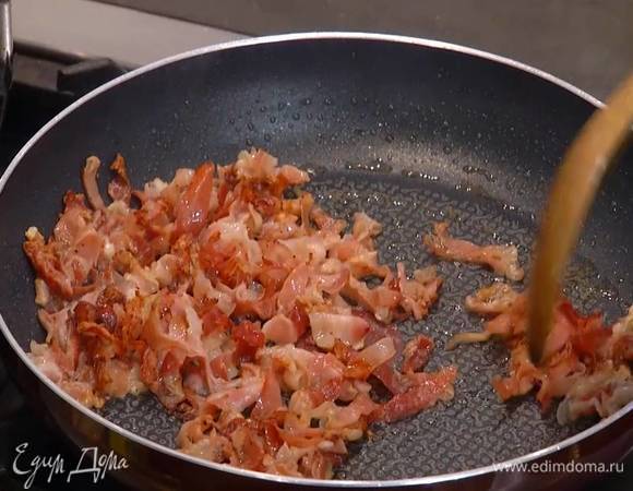 Разогреть в сковороде сливочное масло и обжаривать нарезанное сало до появления румяной корочки, затем выложить на бумажное полотенце.