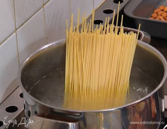 Спагетти отваривать в подсоленной воде на минуту меньше, чем указано на упаковке, затем воду слить и сохранить, макароны вернуть в кастрюлю и накрыть крышкой.
