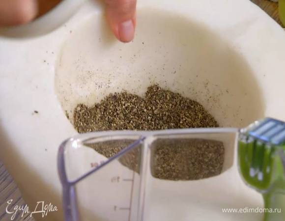 Черный перец измельчить в ступке.