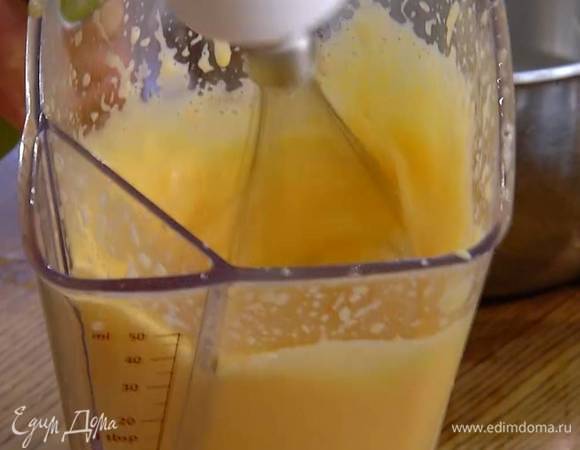 Приготовить соус: натертый сыр соединить с яичными желтками и взбить блендером с насадкой-венчиком, затем, продолжая взбивать, понемногу вливать воду, в которой варились макароны, пока не получится кремовая консистенция.