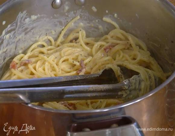 В кастрюлю с макаронами влить соус и все перемешать, затем добавить черный перец, обжаренное сало, влить еще немного воды, в которой варились макароны, и еще раз перемешать.