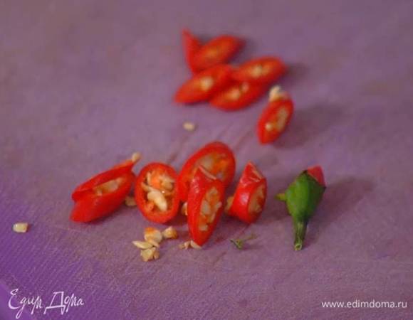 Перец чили нарезать тонкими кольцами.