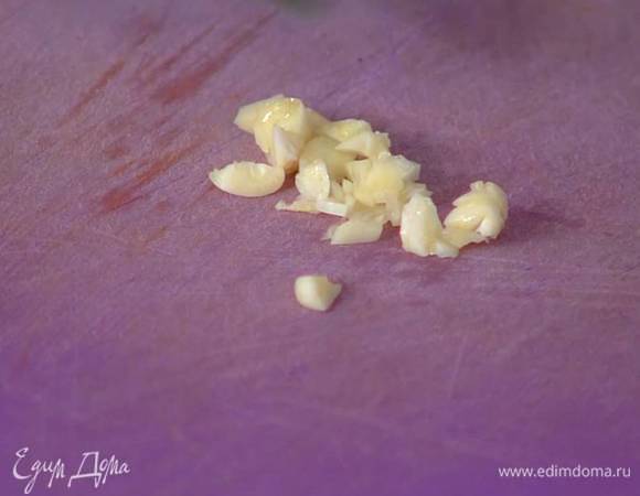 Чеснок почистить и мелко порубить.