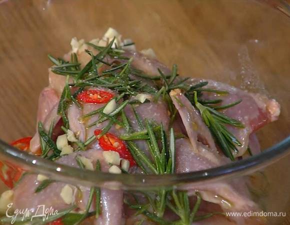 Тушки перепелок разрезать вдоль по хребту, выложить в глубокую посуду, добавить нарезанный чили, чеснок и листья розмарина, все посолить, полить оливковым маслом, перемешать все руками и оставить на 30 минут при комнатной температуре.