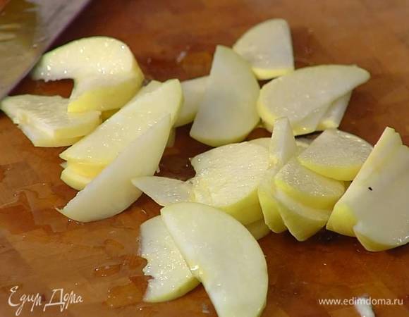 Яблоко, удалив сердцевину, нарезать тонкими ломтиками. Из половинки лимона выжать сок и полить нарезанное яблоко.