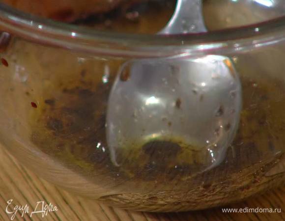 Приготовить заправку для салата: оливковое масло соединить с бальзамическим и винным уксусом, все посолить и перемешать.