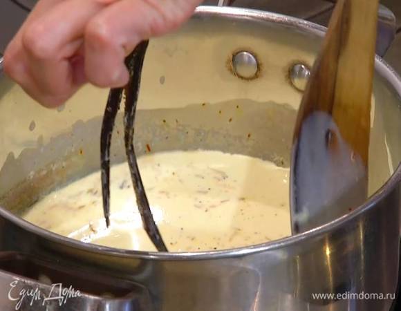 Молоко и сливки влить в кастрюлю, добавить шафран, стручок и зерна ванили и прогревать до первых пузырьков, затем снять с огня, стручок ванили удалить.