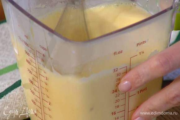 Сахар с желтками взбивать блендером с насадкой-венчиком 3‒5 минут, пока не получится пышная, воздушная масса, затем, продолжая взбивать, влить часть горячего молока со сливками.