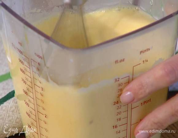 Сахар с желтками взбивать блендером с насадкой-венчиком 3‒5 минут, пока не получится пышная, воздушная масса, затем, продолжая взбивать, влить часть горячего молока со сливками.