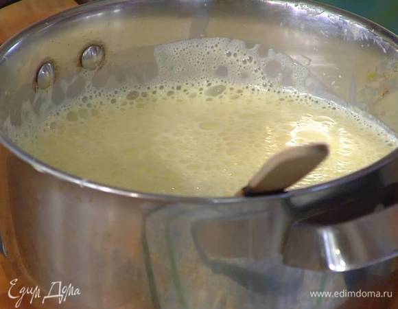 Вылить сахарно-желтковую смесь в кастрюлю с оставшимся горячим молоком и еще немного взбить все блендером.