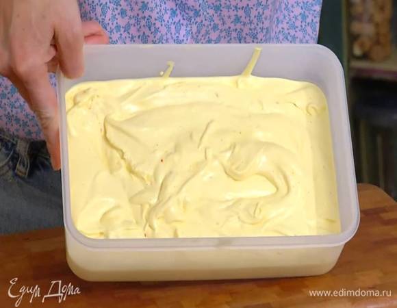 Снять кастрюлю с огня и продолжить помешивать массу еще 1‒2 минуты, затем перелить в глубокую посуду, остудить и отправить в морозилку или приготовить в машинке для мороженого.