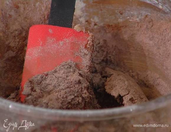 Приготовить тесто для печенья: сахар соединить с предварительно размягченным сливочным маслом и взбить блендером с насадкой-венчиком, затем влить ванильный экстракт, молоко и взбить еще немного, всыпать через сито муку и какао, добавить разрыхлитель, соль и вымешать тесто лопаткой (если оно получается слишком крутым, влить еще молока или добавить немного сливочного масла).