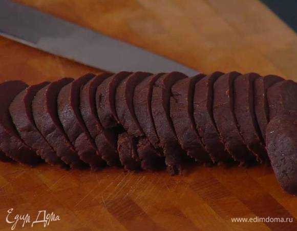 Нарезать тесто кружками толщиной в полсантиметра, выложить на выстеленный бумагой для выпечки противень.