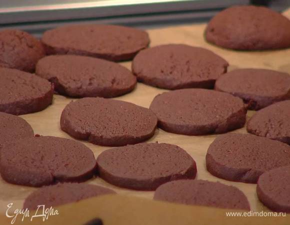 Увеличить температуру духовки до 190°С и выпекать печенье 5‒8 минут, затем остудить.