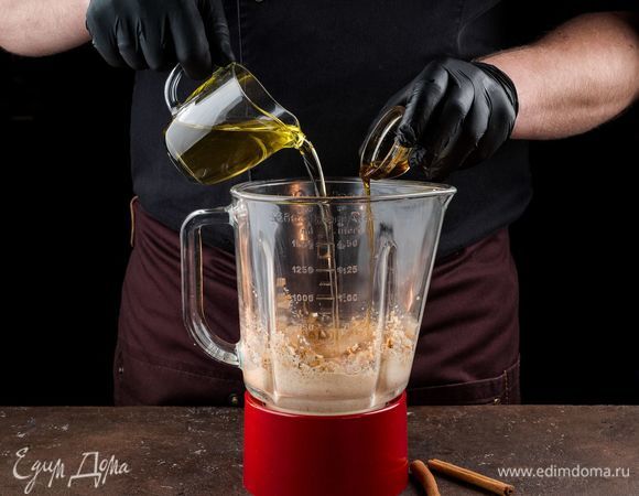 Добавьте к ореховой пасте в блендер рафинированное растительное масло (именно рафинированное!), корицу, кленовый сироп. Снова все перетрите. Пробуйте пасту, чтобы регулировать вкус. Возможно, нужно будет добавить еще кленового сиропа или немного соли.