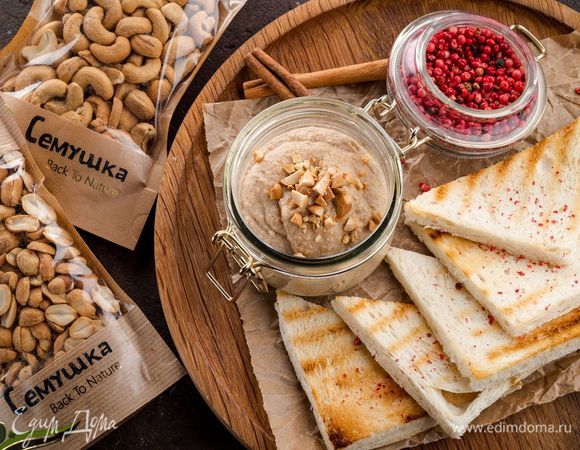 Ореховую пасту можно подавать на тостах, с кашами и йогуртом на завтрак. Храните в холодильнике в закрытой банке 1–2 недели.