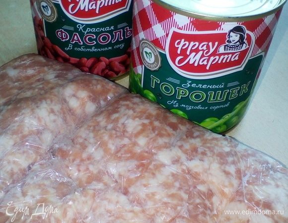 Лук и чеснок мелко порубить и обжарить на масле. Морковь сварить и нарезать кубиками.