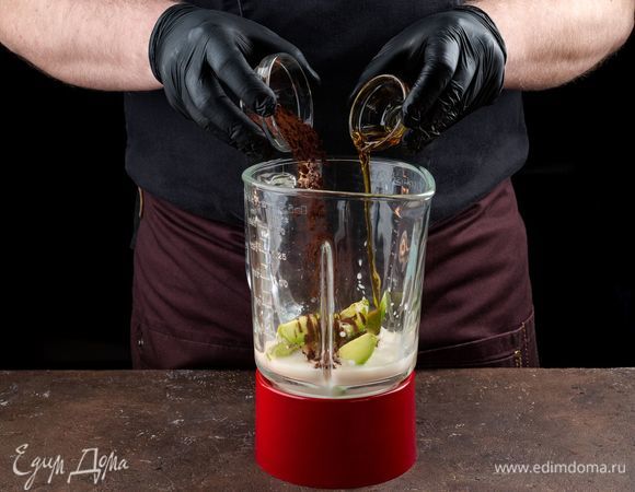 Поместите в блендер мякоть авокадо, добавьте какао-порошок, миндальное молоко, кленовый сироп и ванильный экстракт по вкусу. Хорошо взбейте, текстура должна быть однородной и густой, как у мусса. Если масса получилась слишком густой, добавьте еще немного миндального молока.