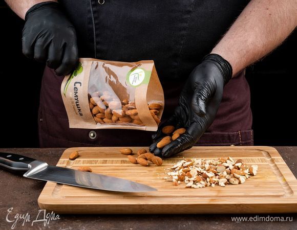 Жареный миндаль «Семушка» измельчите или нарежьте лепестками.
