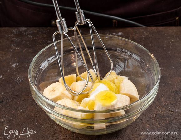 Нарежьте спелый банан, добавьте сахар, растительное масло, соль и взбейте с помощью миксера или блендера.