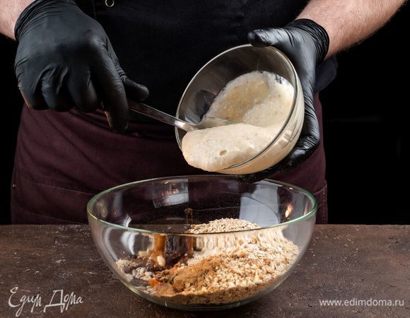 К сухим ингредиентам добавьте жидкую массу. Все хорошо перемешайте.