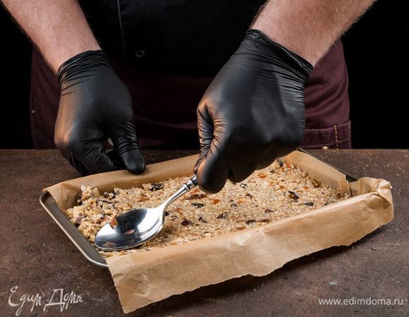 Подготовьте противень, застелите его пергаментом. Выложите массу слоем не тоньше 1 см. Сформируйте ровные края.