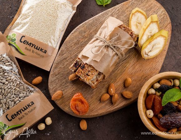 Заранее разогрейте духовку до 170°С. Выпекайте батончики 10–20 минут, в зависимости от того, какие мюсли вам нравятся больше — с золотистой корочкой или более мягкие. Готовый корж остудите и разрежьте на батончики. Полезный перекус для всей семьи готов!