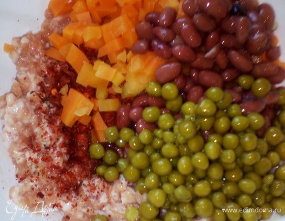 Фарш взбить, посолить, поперчить, добавить 3 ст. л. молока (если фарш окажется несочным). Соединить с яйцами, овощами, специями и перемешать.