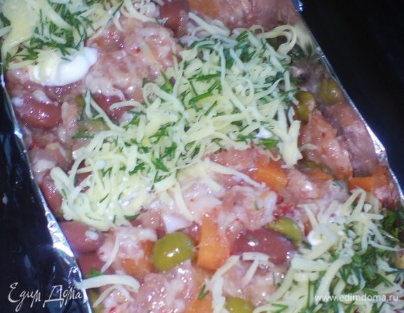 Далее нужно переложить массу в продолговатую форму. Если таковой нет, то можно поступить, как я, — сформировать ее из фольги. Если выложить массу сразу на противень, то все соки вытекут, рулет получится сухим. 
Сверху нанести немного под углом поперечные бороздки, заполнить их сыром, смешанным с рубленой зеленью.