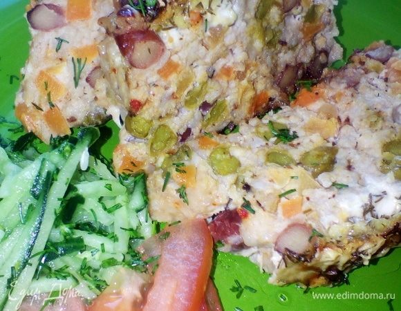 При подаче нарезать ломтиками, гарнировать овощами. Отдельно подаем горчицу, хрен или чатни.