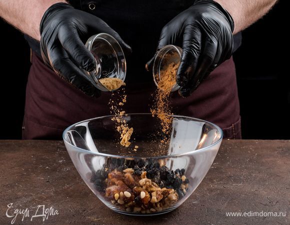 Смешайте сухофрукты, орехи, корицу и имбирный порошок.