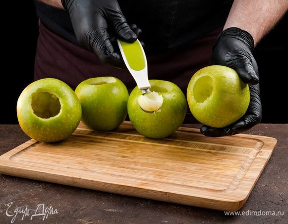 У яблок аккуратно выньте сердцевину, не повредив дно и стенки. Со всех сторон наколите яблоки зубочисткой, чтобы в процессе запекания они не потрескались.