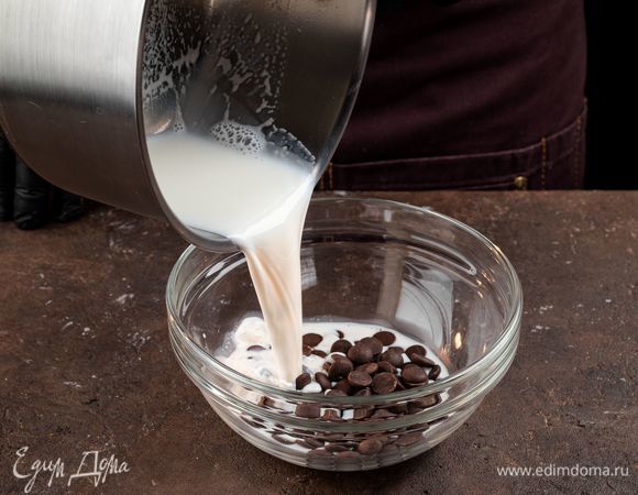 Горький шоколад растопите с молоком (в микроволновке или на водяной бане).