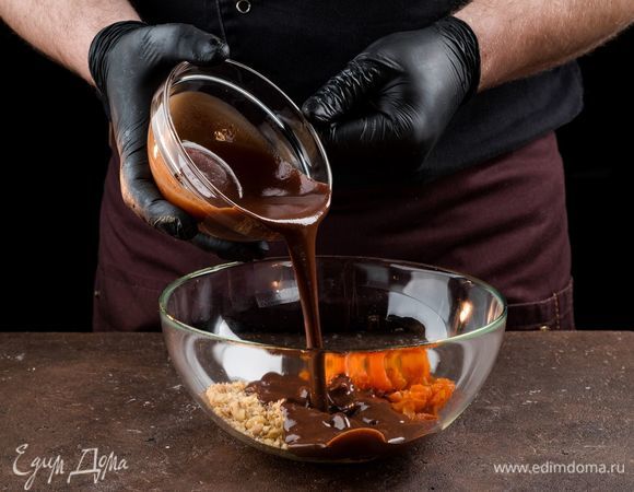 Смешайте растопленный шоколад, орехи, курагу, мед. Остудите.