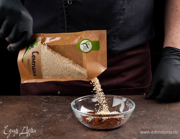 Смешайте кунжут и какао-порошок.