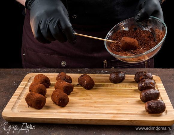 Из полученной массы скатайте конфеты. Обваляйте их в какао-порошке и кунжуте.