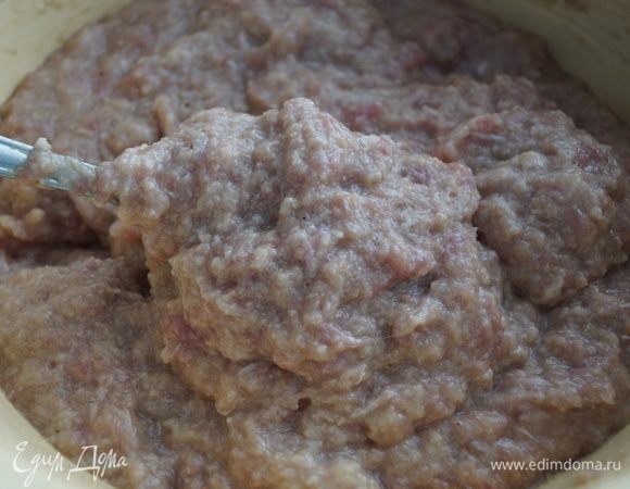 Выкладываем куриный фарш в эмалированную или пластиковую посуду, разбиваем туда яйцо. Остальные ингредиенты измельчаем в блендере или прокручиваем через мясорубку, добавляем к фаршу и тщательно перемешиваем, насыщая фарш кислородом.